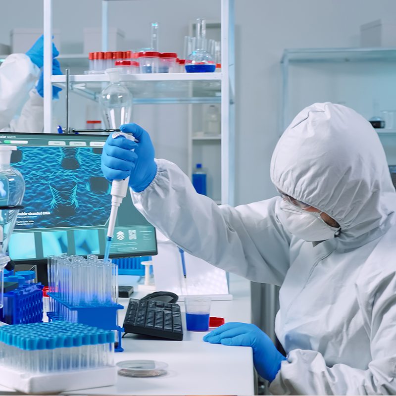 Analista de laboratorio trabajando con muestras